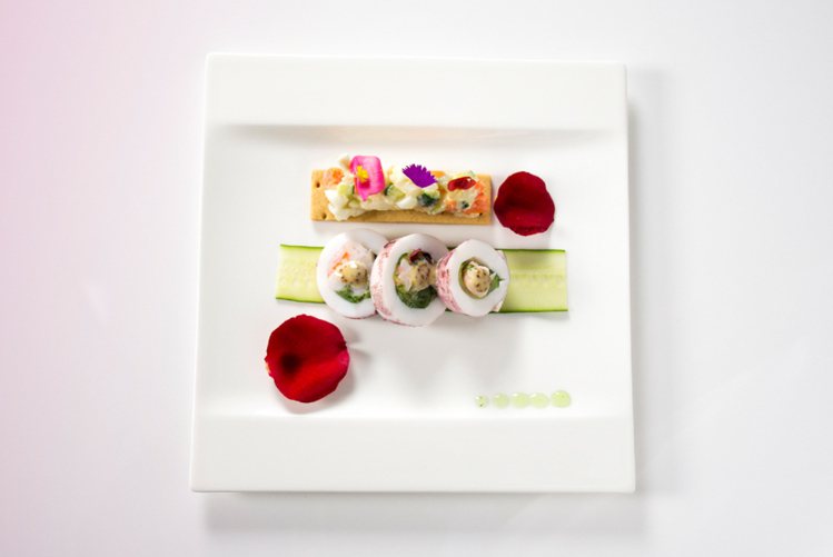 玫瑰海味中卷採用埔里盛產的食用玫瑰花入菜，以冷盤呈現。圖／六福萬怡酒店提供