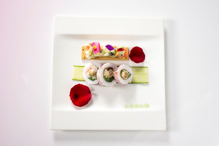 玫瑰海味中卷採用埔里盛產的食用玫瑰花入菜，以冷盤呈現。圖／六福萬怡酒店提供