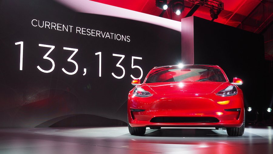 知名電動車廠Tesla的新作Model 3在發表後的24小時內即累積了20萬張的訂單。 摘自autoblog.com
