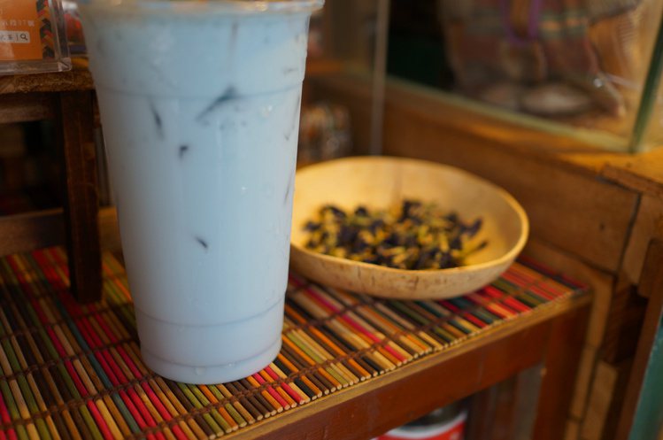 搖勻後的蝶豆蘭鮮奶呈現夢幻的Tiffany藍色。記者蕭婉寧／攝影