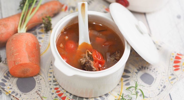 用小燉鍋做出來的美味湯品，大小份量一人吃剛剛好，飽足又健康。