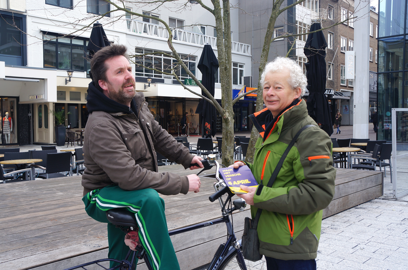 「非民調」走訪荷蘭各大城，出動志工催票，盼能過百分之三十的有效門檻。 圖／作者攝...