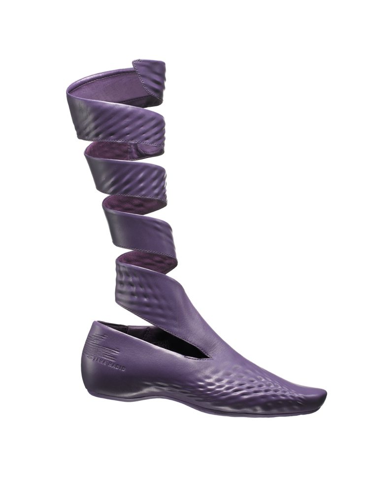 莎哈海蒂為Lacoste設計鞋子，以PE一體成型打造，風格前衛。圖／Lacost...
