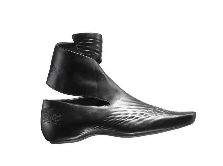 莎哈海蒂為Lacoste設計鞋子，以PE一體成型打造，風格前衛。圖／Lacoste提供
