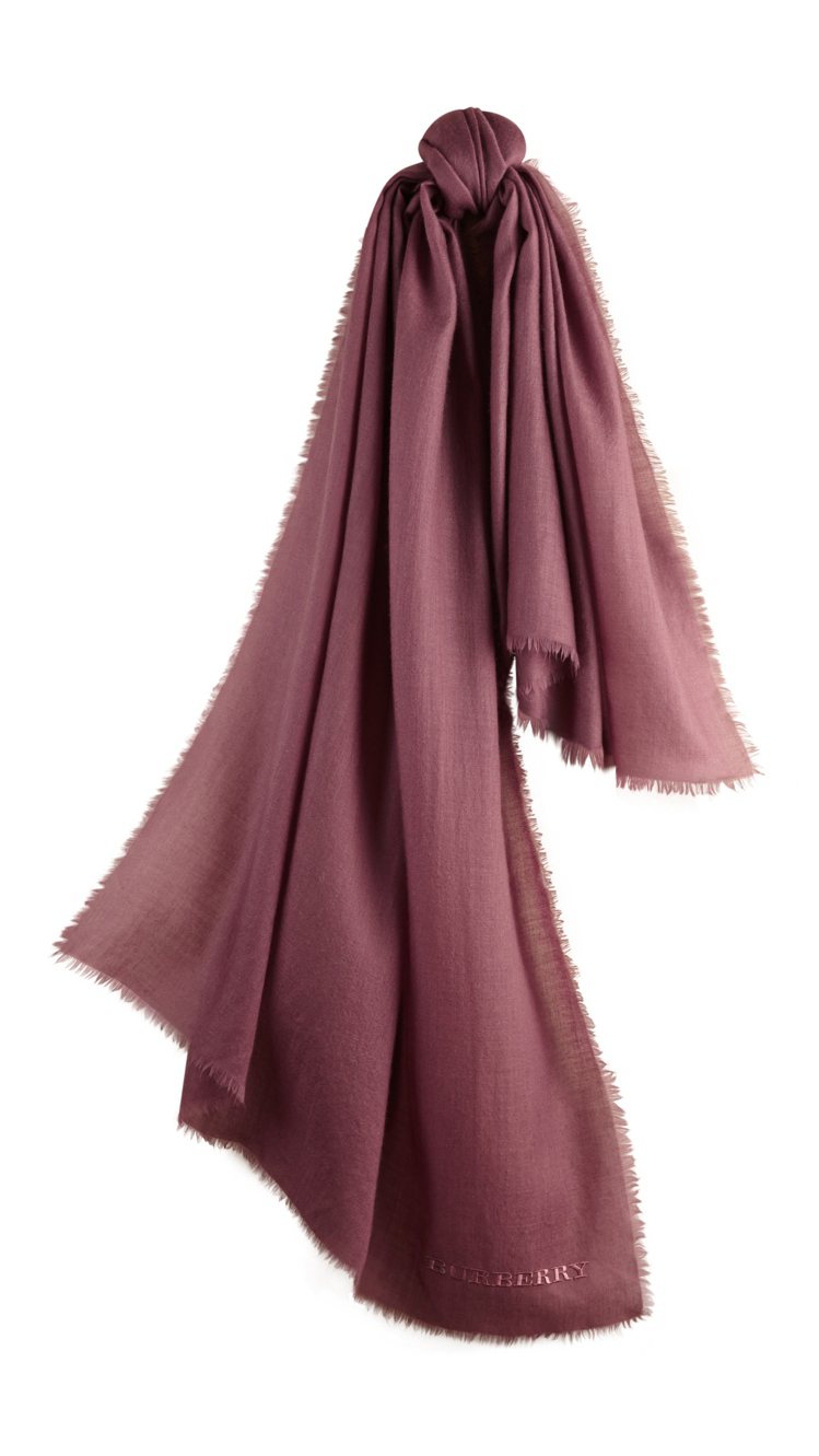 輕薄喀什米爾圍巾，售價33,000元。圖／BURBERRY提供