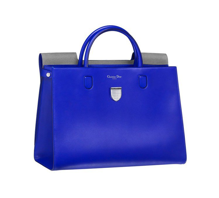 DiorEver 普魯士藍小牛皮格中型款提包，120,000元。圖／Dior提供