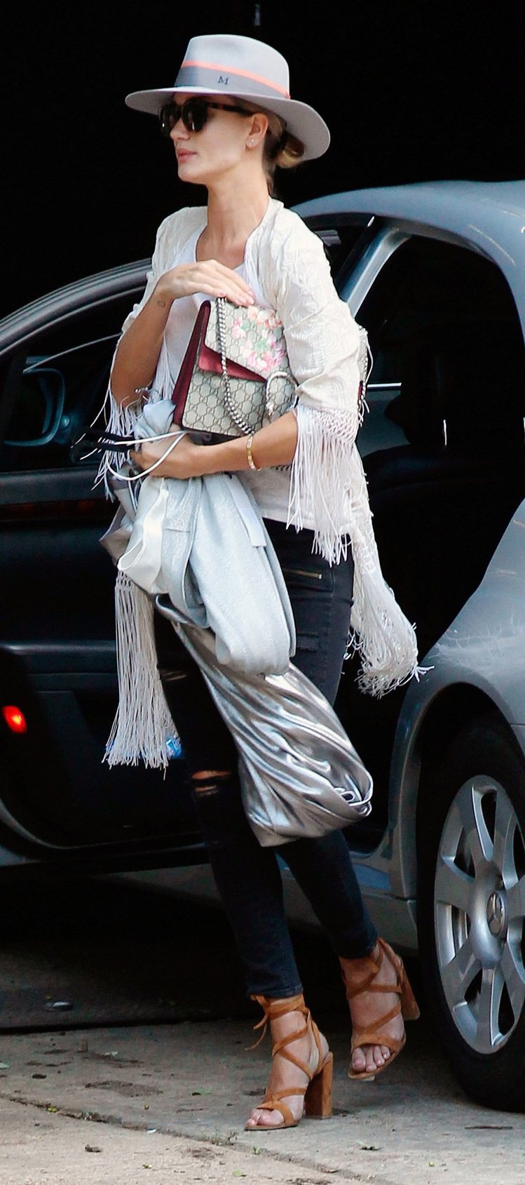 Rosie Huntington (蘿西杭亭頓) 背帶 Gucci Dionysus 天竺葵酒神包。圖／GUCCI提供