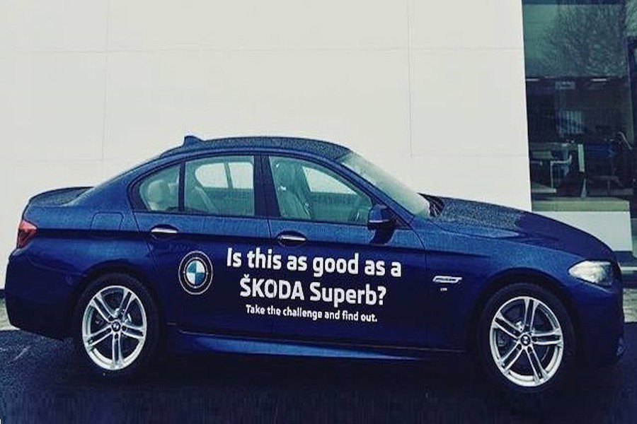 愛爾蘭的Skoda經銷商突發奇招，提供BMW 5系列轎車給顧客與該廠同級車Superb一同比較。 摘自worldcarfans.com