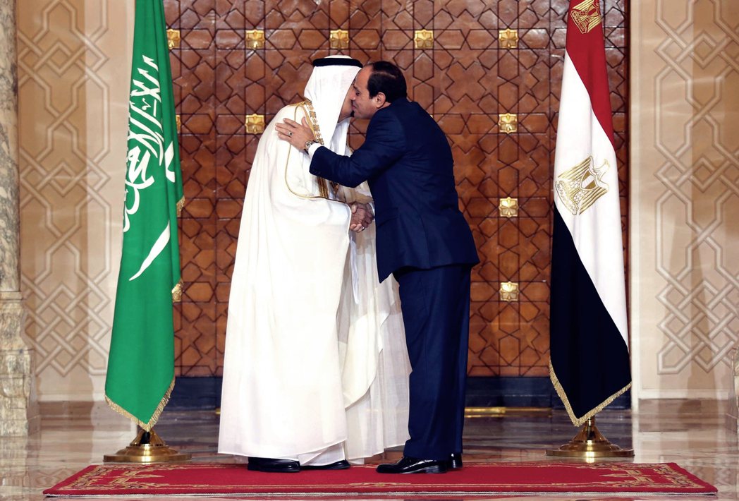 4月11日：埃及－沙烏地的盟邦之吻。沙烏地國王薩爾曼（左）與埃及總統塞西（右）。...