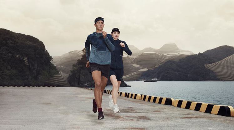 Nike與undercover設計師高橋盾合作的春季慢跑裝，簡約時尚。圖／Nike提供