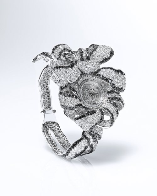愛的禮物纏繞蝴蝶結頂級訂製珠寶腕表，黑鑽白鑽勾勒飄逸的絲帶線條，498萬元。圖╱Chara Wen提供