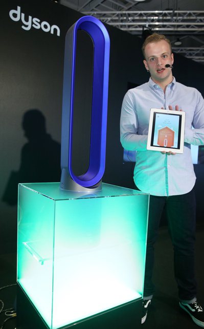 Dyson電子工程師Stuart Kerr展示Dyson Pure Cool Link智慧空氣清淨氣流倍增器的App遠端遙控。記者陳易辰/攝影