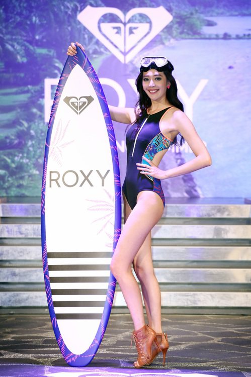 名模王心恬演穿上ROXY春夏新款泳裝，展現健美好身材。印花連身比基尼2,680元...