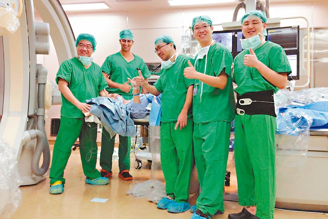 101歲人瑞盧先生(躺臥者)在台大醫院接受「經導管人工主動脈瓣膜植入術」。