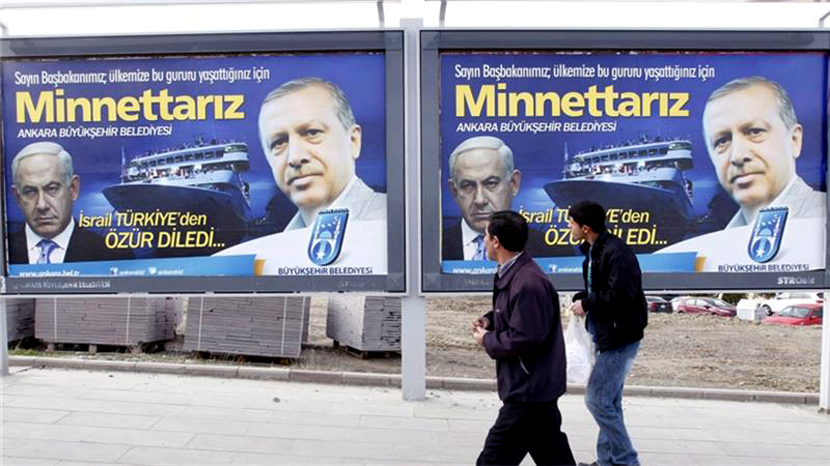 以色列道歉之後，土耳其街頭隨即出現宣傳總理納坦尼雅胡讓步的看板。  圖／路透社 