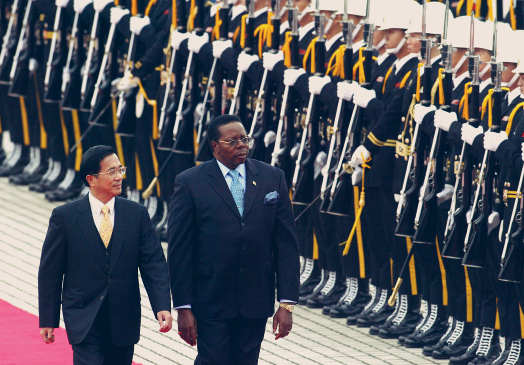 2005年1月，時任馬拉威總統莫泰加訪台，並與陳水扁總統共同在中正紀念堂接受軍禮...