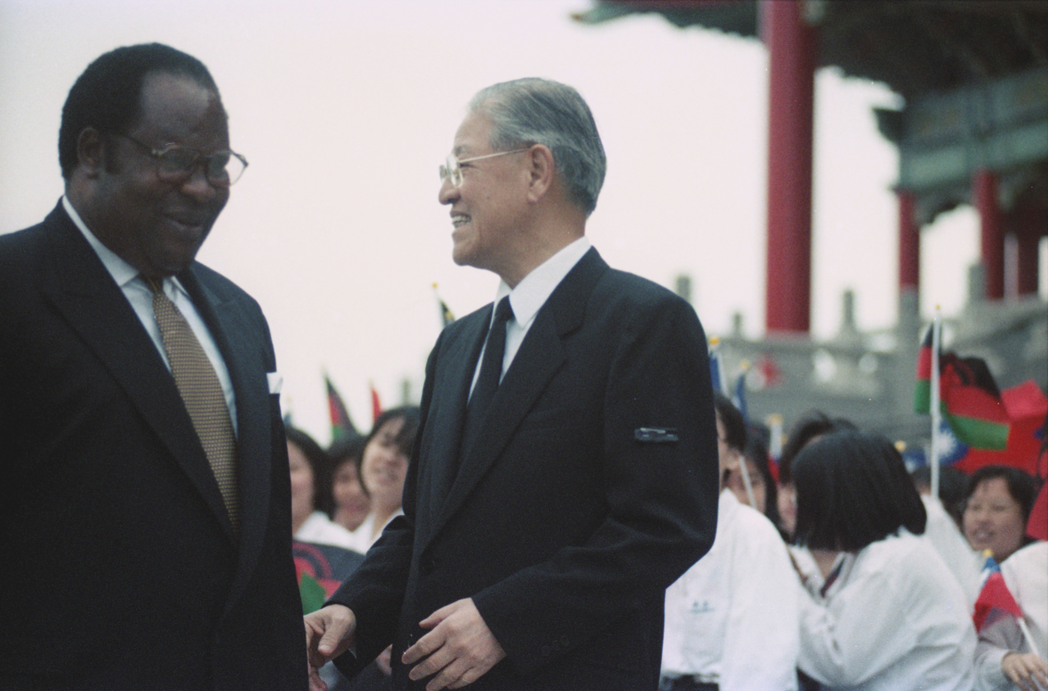 班達總統卸任後，接著上台的馬拉威總統莫魯士（圖左）仍延續了對台的友好關係，並在1...