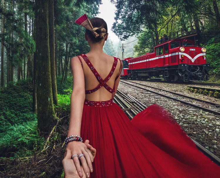 「Follow Me To」牽手夫妻在阿里山小火車。圖╱PANDORA提供