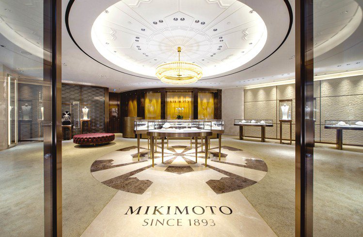 天花板藝術裝置靈感源於日本昭和初期MIKIMOTO 的「矢車」設計。圖／MIKIMOTO 提供