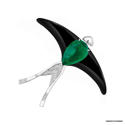 Hirondell燕子白K金胸針，9.75克拉梨形祖母綠與墨玉、鑽石，978萬元。圖╱CHAUMET提供