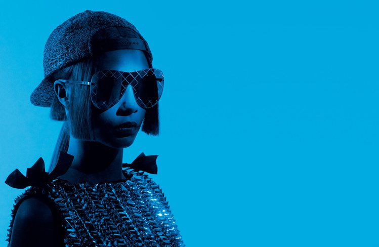 香奈兒2016春夏系列眼鏡形象廣曝光，依然由卡爾拉格斐(Karl Lagerfeld)掌鏡，他特別找來合作愉快的超模卡拉迪樂芬妮(Cara Delevingne)擔任廣告代言人，打造出極具年輕都會感的時尚照。圖／CHANEL提供