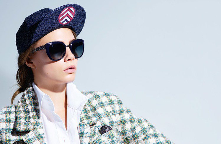 香奈兒2016春夏系列眼鏡形象廣曝光，依然由卡爾拉格斐(Karl Lagerfeld)掌鏡，他特別找來合作愉快的超模卡拉迪樂芬妮(Cara Delevingne)擔任廣告代言人，打造出極具年輕都會感的時尚照。圖／CHANEL提供