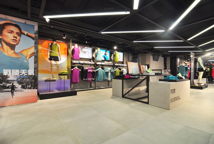 adidas忠孝旗艦店商品陳列區，依照性別與不同系列、品項做詳細分類，讓顧客可以在寬敞的購物空間中輕鬆挑選所需商品。圖／adidas提供