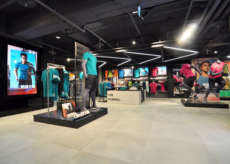 adidas忠孝旗艦店將於4月16日全新改裝開幕，以球場為概念打造，希望帶給顧客親臨球賽現場般的體驗，引領每位顧客進入嶄新的購物旅程。圖／adidas提供
