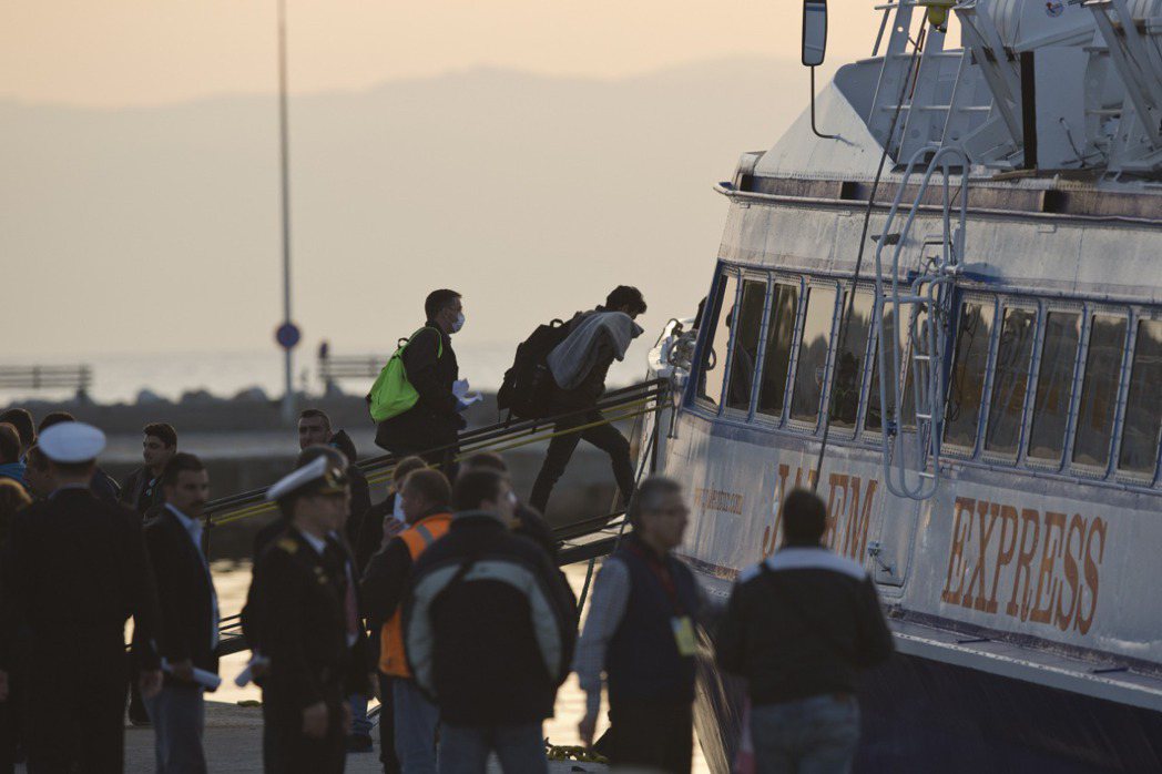 希臘港口：即將被遣返的難民。 圖／美聯社