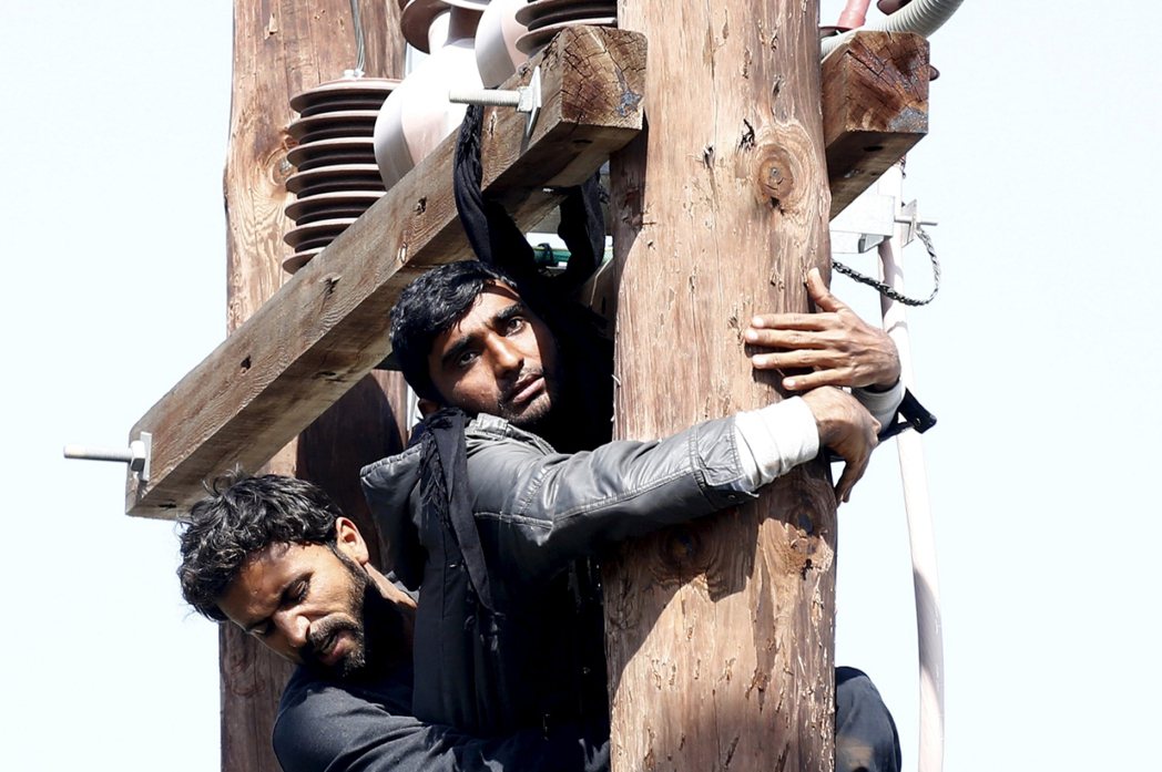 揚言自殺的巴基斯坦難民。 圖／路透社