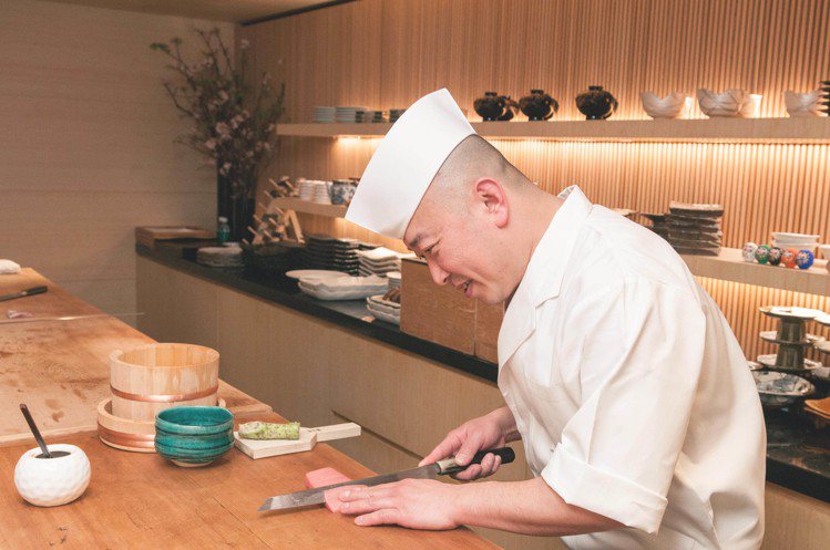 主廚藤森康博在談笑風聲之間就可輕鬆捏出一貫饕客最愛的招牌「一口握壽司」。圖／西華大飯店提供