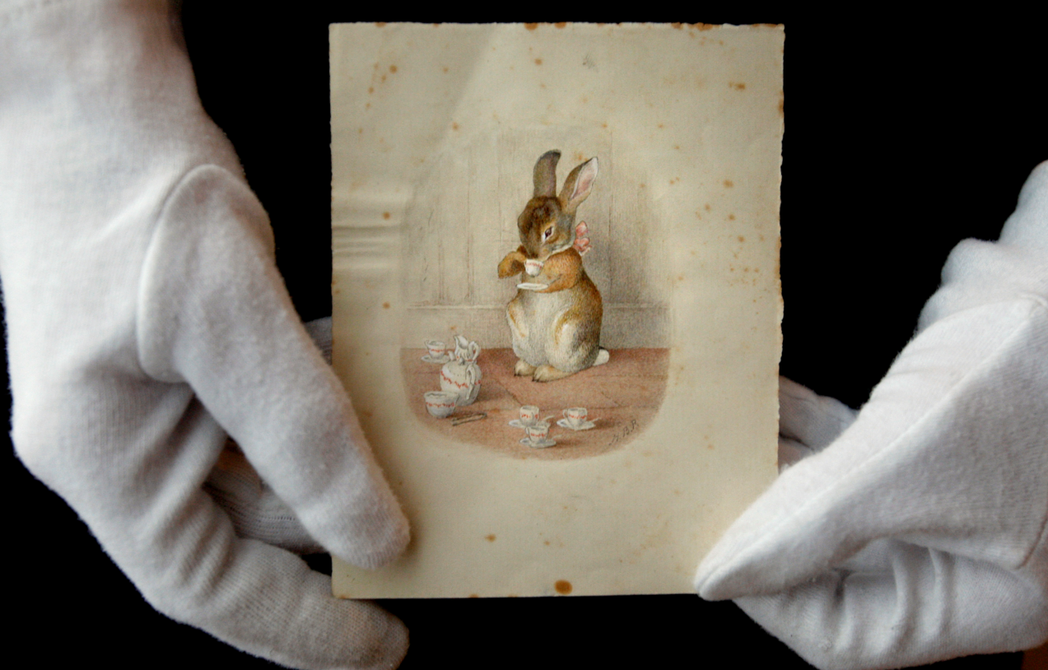 波特手繪的《無名兔》，在2008年倫敦拍賣會場上展示。 圖／美聯社