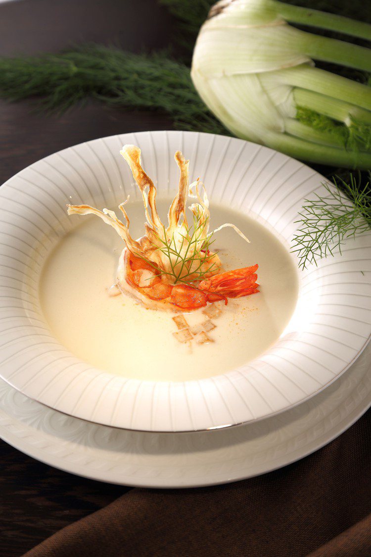 大茴香洋芋濃湯佐爐烤對蝦。圖／帕莎蒂娜法式餐廳提供