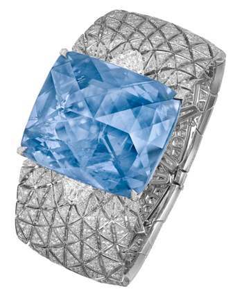 卡地亞Etourdissant頂級珠寶系列Romanov手環，鉑金，鑲嵌1顆重197.80克拉的錫蘭玫瑰式切割枕形藍寶石。約3億2,100萬元。圖／卡地亞提供