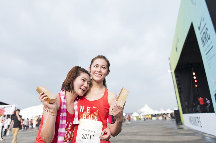 Selina任家萱和任容萱姊妹倆一起挑戰NIKE女子馬拉松，是姊妹淘結伴運動的最好例子。圖／NIKE提供