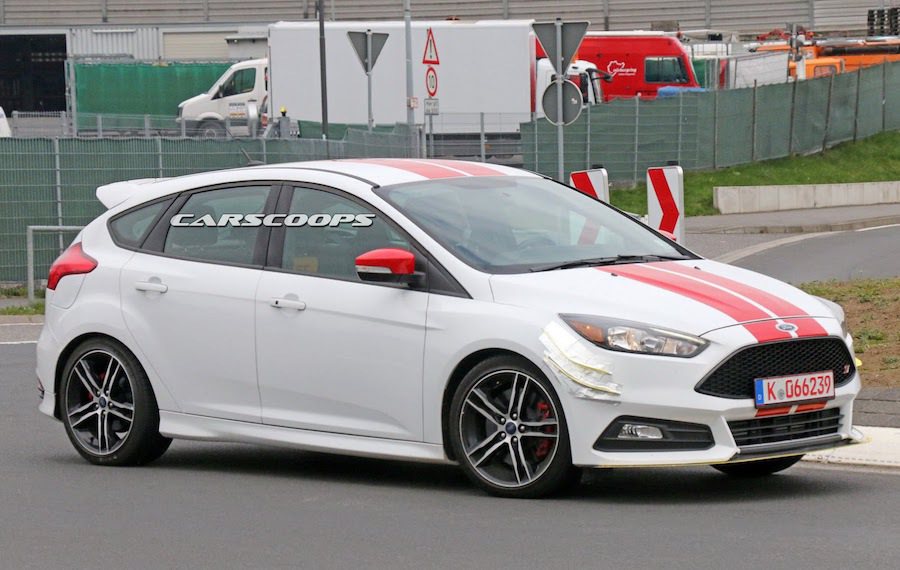 一輛有著特殊塗裝的Focus ST在德國紐伯林賽道被捕獲。 摘自carscoops.com
