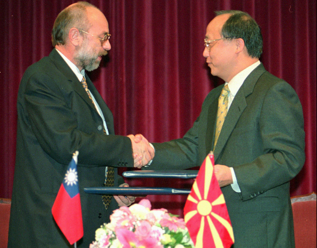 「短暫友誼的開始」1999年2月7日，時任外長胡志強與馬國外長季米特洛夫在台北，...