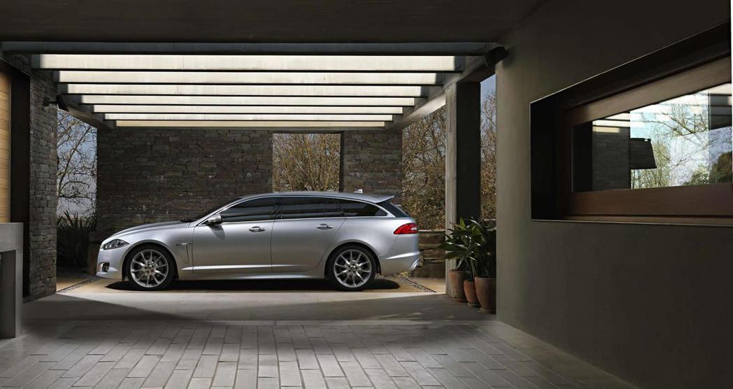 2012年Jaguar首度推出XF Sportbrake車型，其獨特外型設計與英式豪華風格，被譽為最美的旅行車款之一。 摘自Jaguar.com