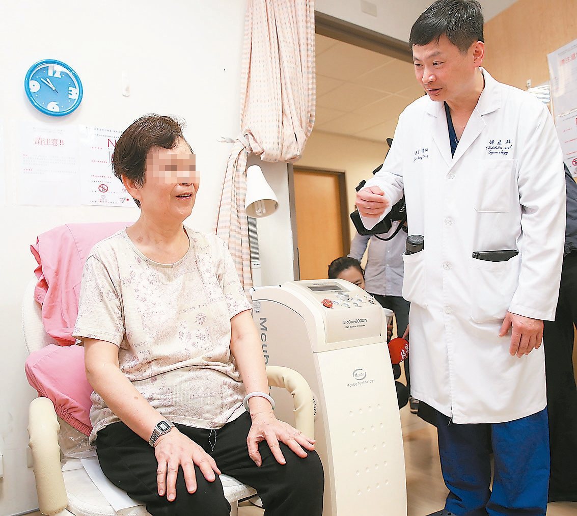 72歲的周太太（左）因膀胱過動症引發嚴重尿失禁，經雙和醫院採用非侵入性的體外磁波儀治療，大幅改善。