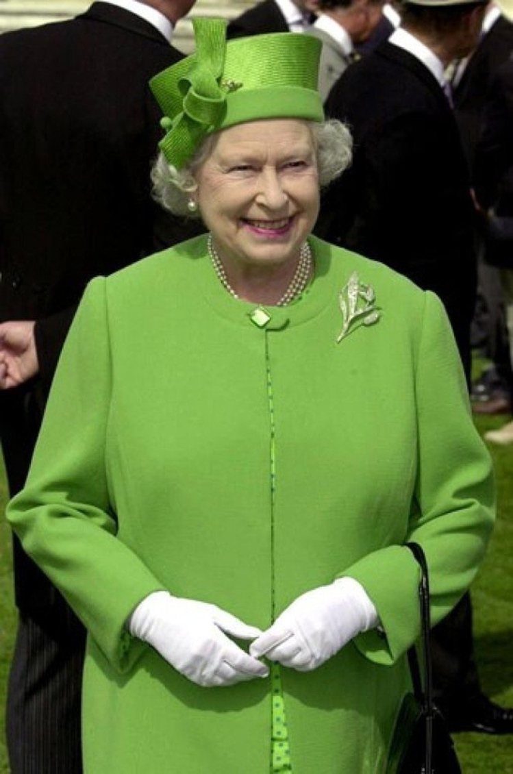 珍珠項鍊與鑽石胸針，是女王的必備配飾。圖／取自pinterest.com