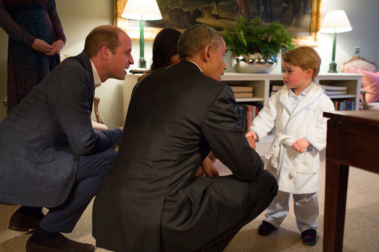 喬治小王子見到歐巴馬「阿伯」也一臉淡定，十分可愛。圖／擷自thesun.co.u...