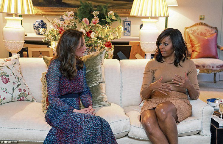 凱特王妃（左）身穿愛牌 L.K. Bennett 藍紅混色洋裝（325英鎊，約台幣15,212元）。圖／擷自每日郵報
