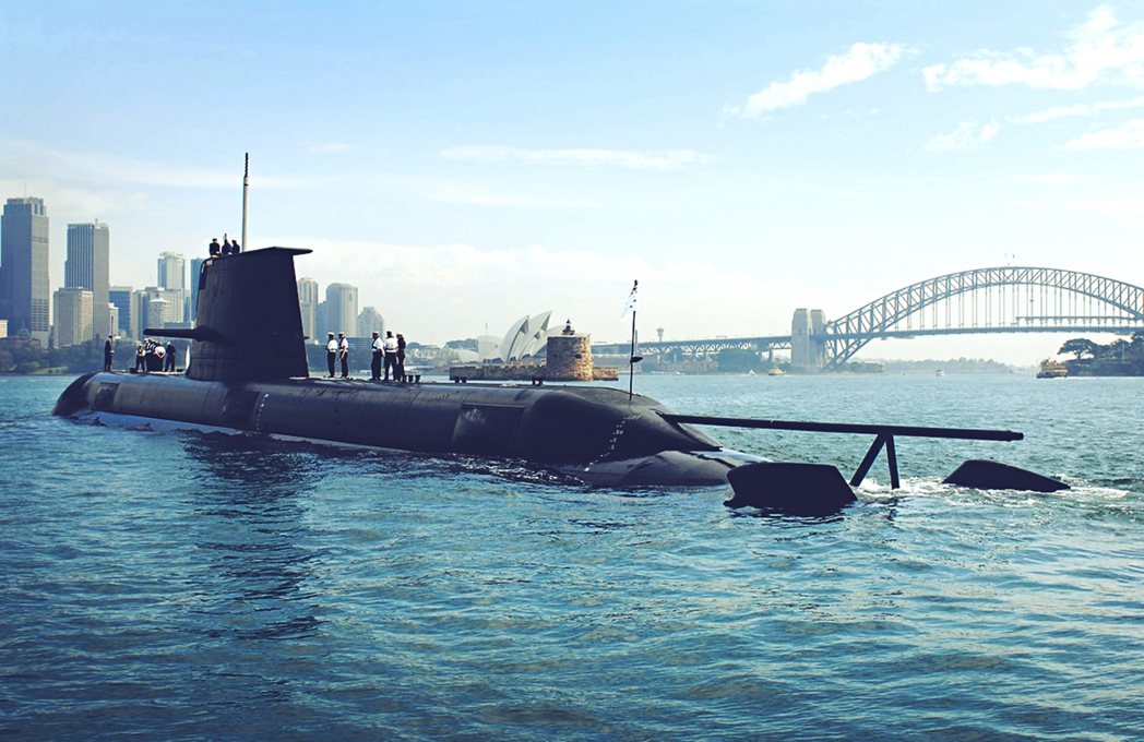 4月26日：駛近雪梨港的柯林斯級柴電潛艇。 圖／澳洲皇家海軍