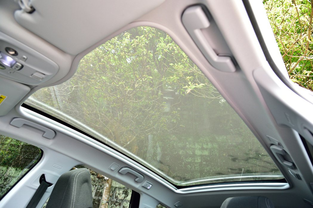 Peugeot 308 SW配備有全景式玻璃車頂。 記者彭奕翔／攝影