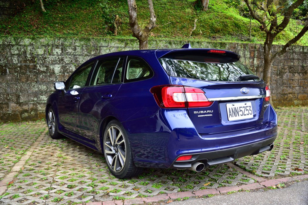 Subaru Levorg的外型較為扁平，雙出尾管透露出跑旅特色。 記者彭奕翔／...