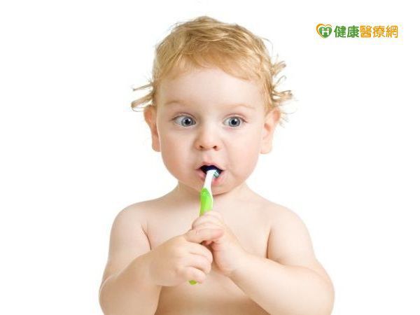 二歲以下幼兒還不會漱口，不建議每天用含氟牙膏