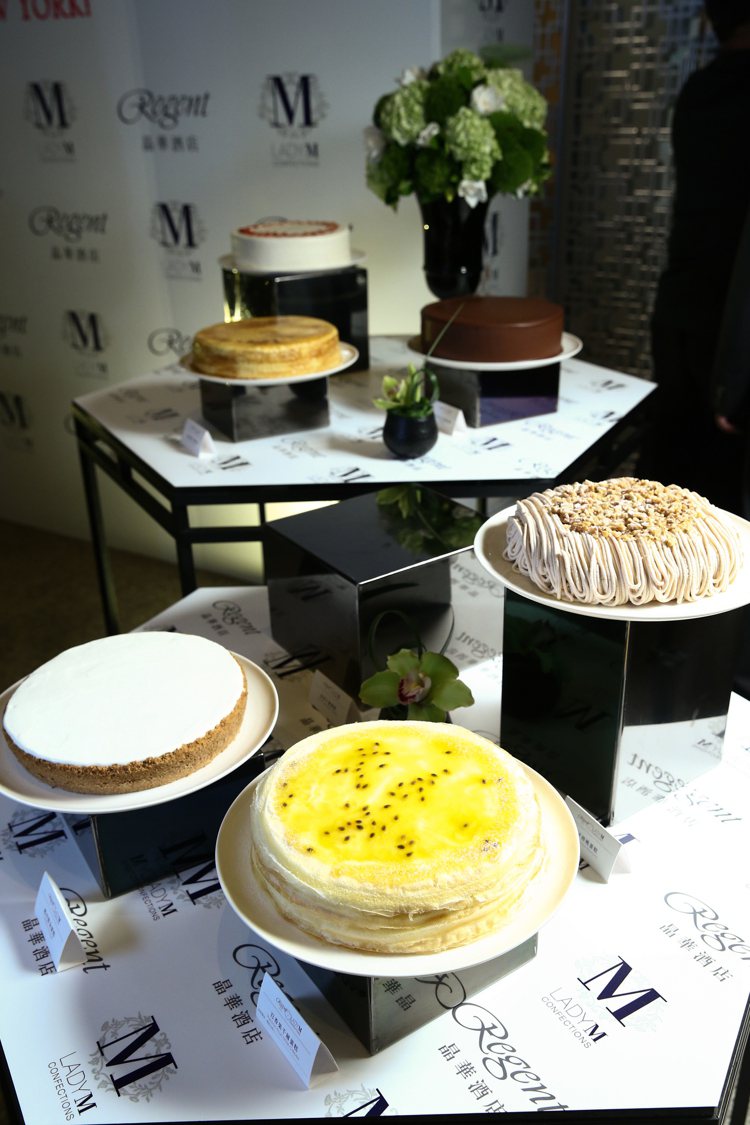 紐約甜點名店Lady M首度登台，與台北晶華酒店合作推出多款經典蛋糕，其中還包括獨家的百香果千層蛋糕（前）。 記者王騰毅／攝影