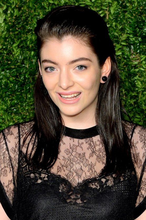 Lorde的黑髮half-up真是俏皮感十足，年輕的妹子們可以嘗試一下。圖文：悅...