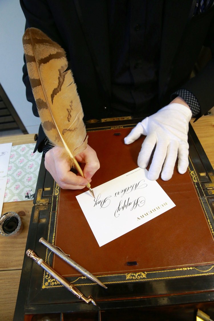 Burberry花店，鋼筆書寫達人手寫母親節賀卡。記者黃義書／攝影