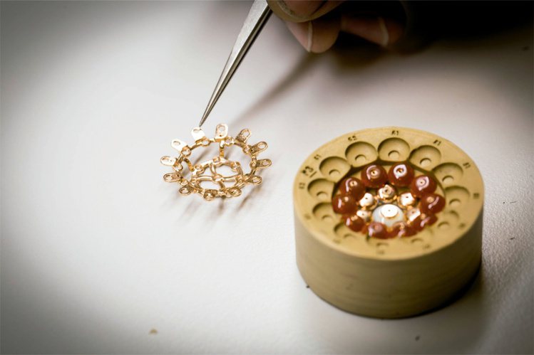 全新珠寶系列Bouton d’or所使用的每塊飾片均經過細心搭配。圖／梵克雅寶提供